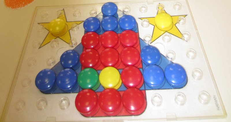 Jeu avec des jetons de couleurs: Le colorino