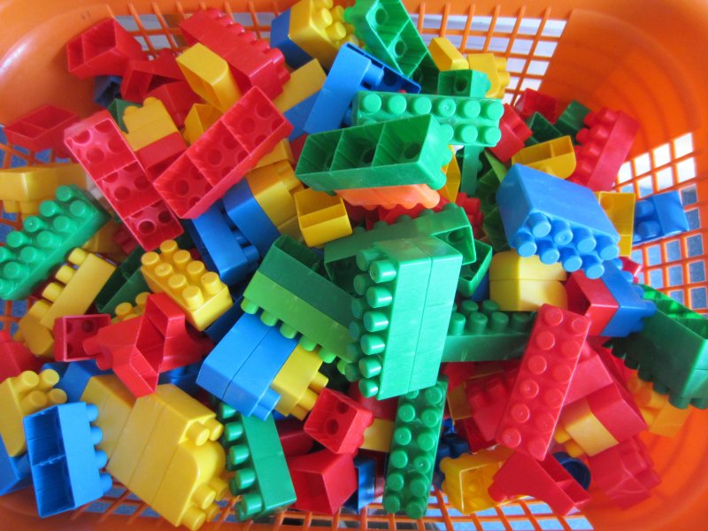 Tour la plus haute que "Petit Loup"sur la chaise de la ma&icirc;tresse avec des cubes de construction